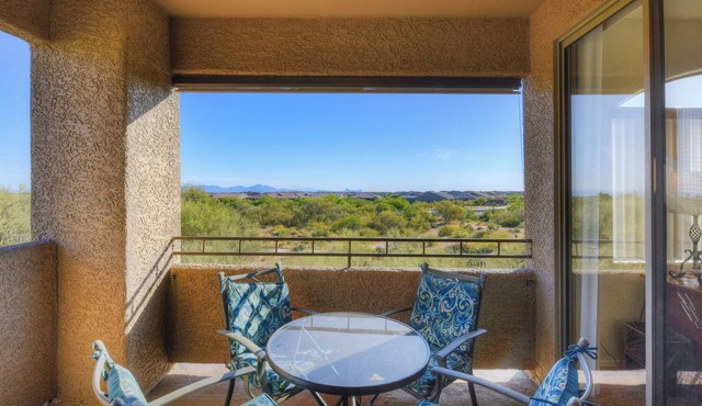 Open & bright condo with WiFi, W/D, pool, hot tub & panoramic views