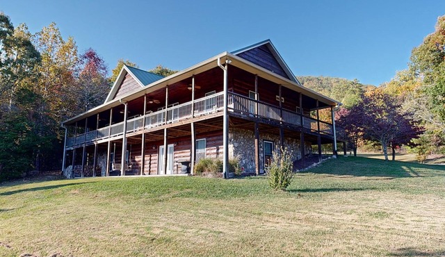 Open Concept 4 Bedroom Log Home with Awesome Mountain Views