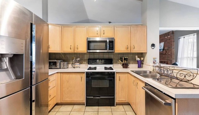 Open Concept Beauty, 4BD/3BA, on Quiet Cul-de-sac