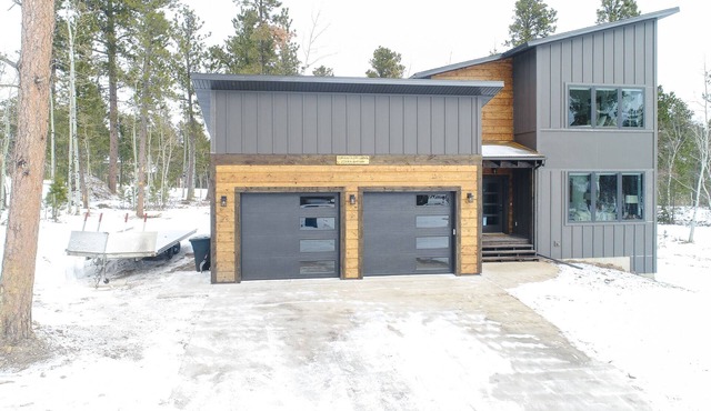 Open Concept Modern Cabin w/7 Person Hot tub, Games, TVs & Clubhouse w/Pool