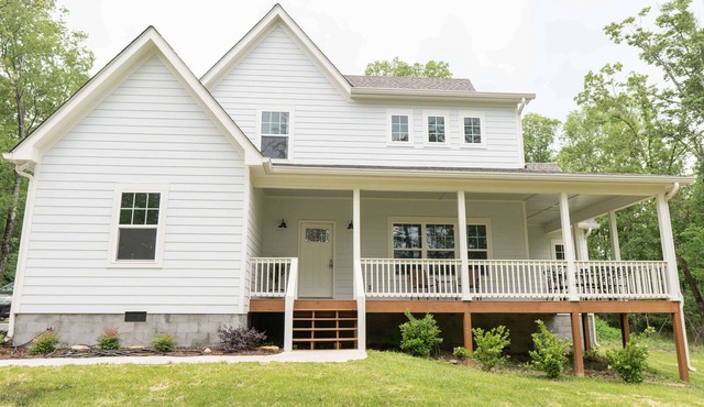 Open concept, peaceful porches, quiet, clean!