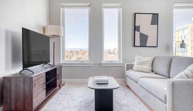 Open Congress Park 2BR w/ Gym & Pool, near shops & dining, by Blueground