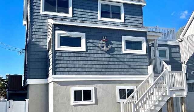 OPEN FLOOR PLAN - One Block to Ocean, One Block to Bay