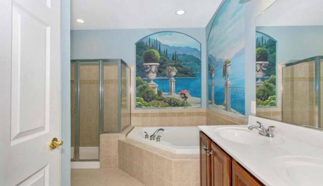 Open Floor Plan, Spa Tub, Chef’s Kitchen, King Bed,