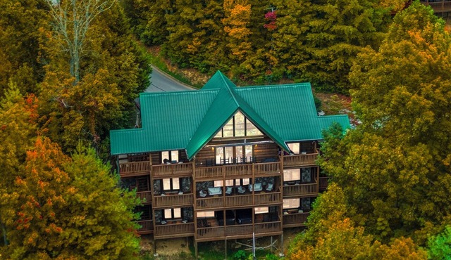 OPEN FOR '26 8 Bedrooms 8 Bath Double Kitchen, double hot tubs, sleeps up to 30