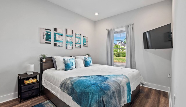 Open, KING BED, 1 Br/1BA, Sleeps 3, Heart of City