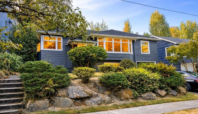 Open Layout w/Patio! Cozy 2BR by the UW Arboretum