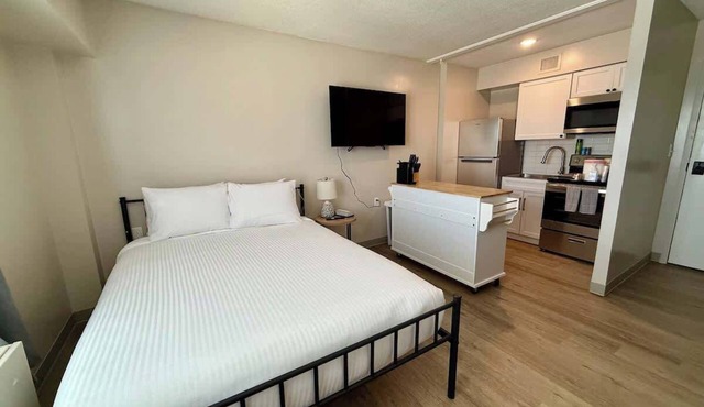 Open Layout with Gym, Courts, Free Parking