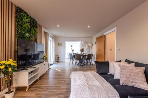 Open Mind Property- 6BRHome, HotTub & Free Parking