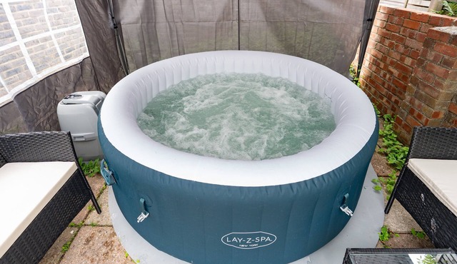 Open Mind Property - Hot Tub, 14 Guests & Free Parking