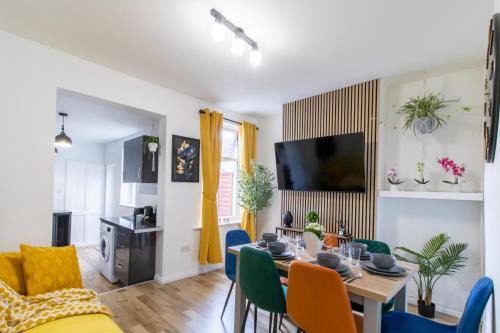 Open Mind Property - Luxury 5 Beds & Free Parking