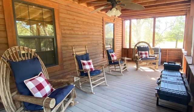 Open modern Cabin, fishing, shooting range, tranquil/private, firepit, 4W, canoe