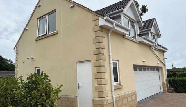 Open Plan Studio Apartment with Fantastic Games Room