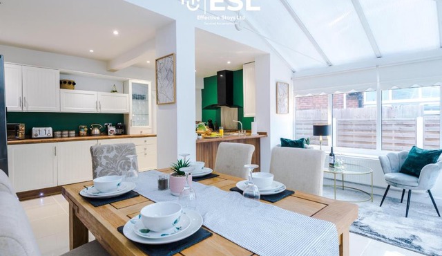 Open Plan - 3 Bedroom House - Garden and Outdoor Seating - Driveway Parking - Short Drive to City Centre