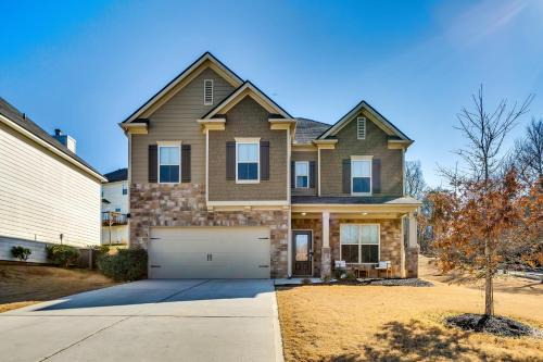 Open Plan Arcade Home with Natural Hardwoods Sleeps 10