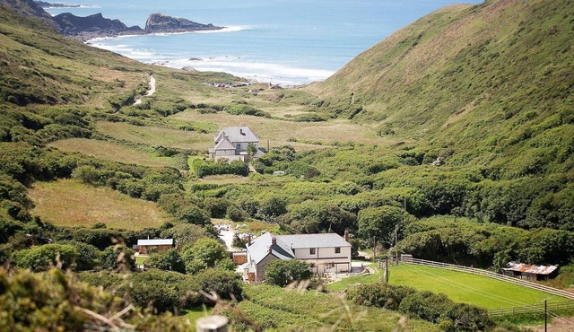 Open-plan, beautiful family house, near beach. Now re-open for bookings