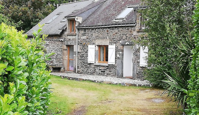 Open plan Breton cottage - nr Lac du Guerledan