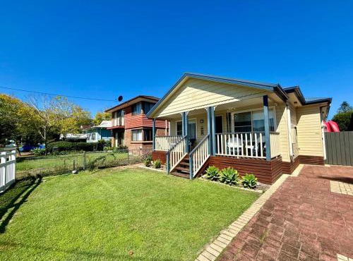 Open Plan Coastal Beauty in Patonga Beach