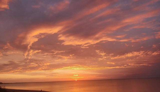 Open plan large townhouse with direct access to beautiful beach