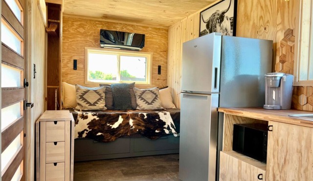 "Open Spaces" Tiny Home in country for short or mid-term stays