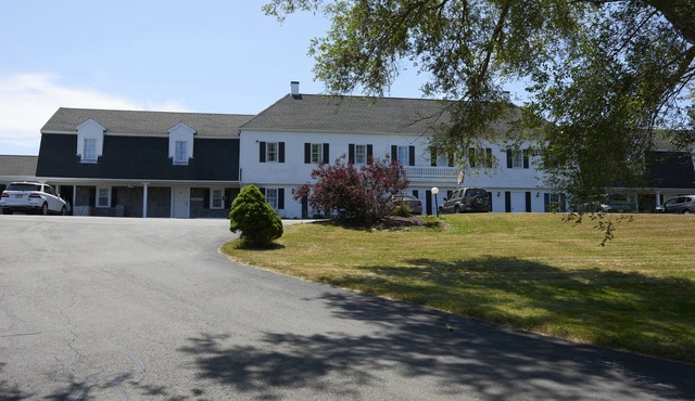 Open year round - Family friendly rooms - 5 minutes from beach area.