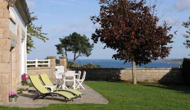 Opened SEA VIEW, BEACH 10 min. by foot, large GARDEN, TV ENGLISH channels