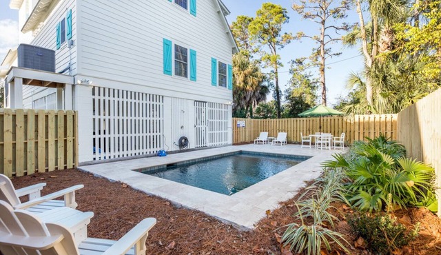 🔑 operated SAFETY pool cover! Free pool heating through September! ☀️ 🌊