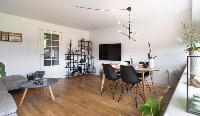 Oplev Lys & Liv i Nørresundby: Charmerende Havelejlighed med Gratis Parkering!