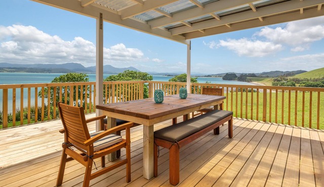 Opononi's 4-6 Bdrm ONEPU MOANA Holiday Home with Spa-Pool, Hokianga Harbour