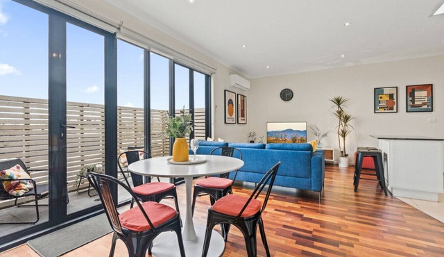 Opposite Caulfield Park – 2BR Retreat