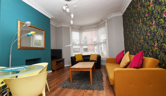 Opposite HG Convention Centre, Sleeps 14, 7 beds, Parking