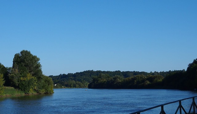 Opposite Saint-Emilion, by the river, in the heart of the Bordeaux vineyards
