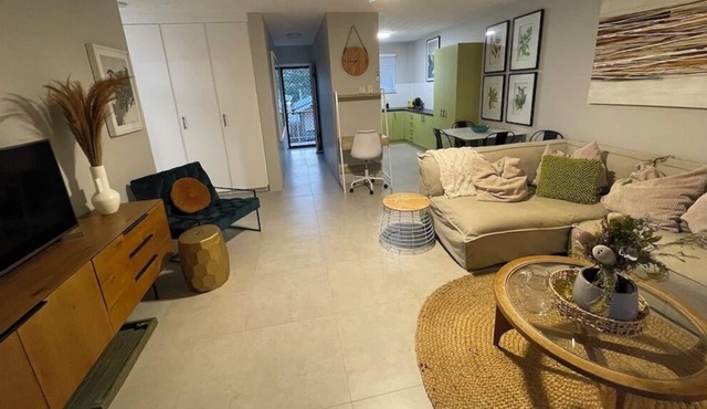 Opposite Sedgley Park 2 bedroom spacious apartment with 2 Queen size beds