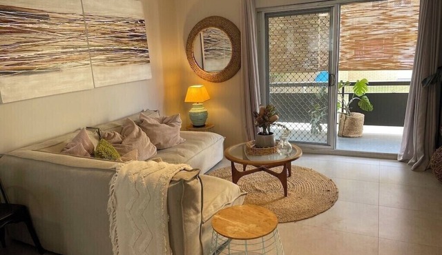 Opposite Sedgley Parkn2 bedroom spacious apartment with 2 Queen size beds