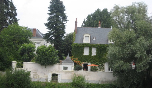 Opposite the Château de St Aignan, large, historic, charming house, sleeps 14