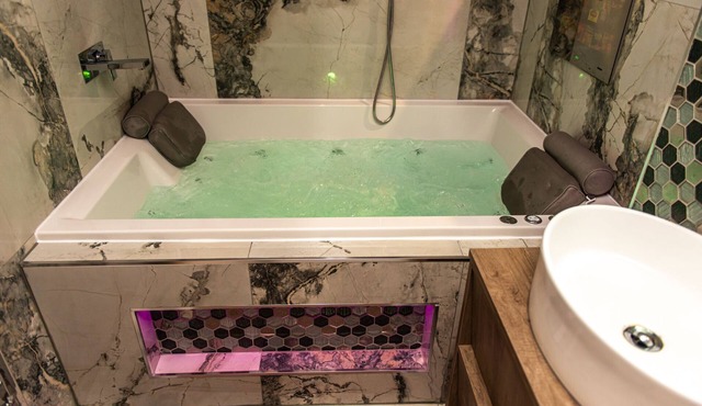 Optimal Apartments - Deluxe Jet Hot Tub Suite