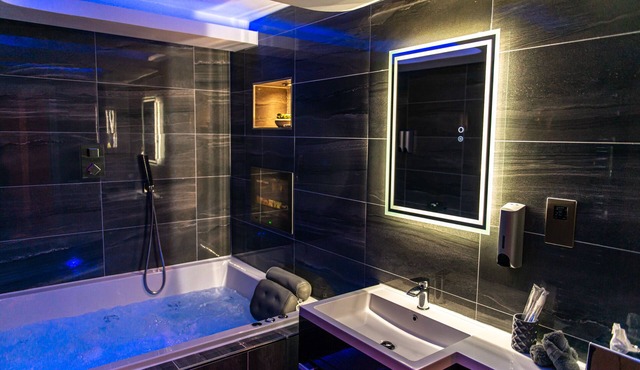 Optimal Apartments - Designer Jet Hot Tub Suite