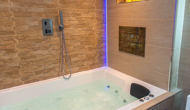 Optimal Apartments - Superior Jet Hot Tub Suite