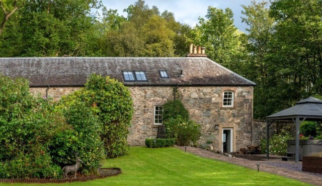 Opulent Estate with Easy Access from Glasglow