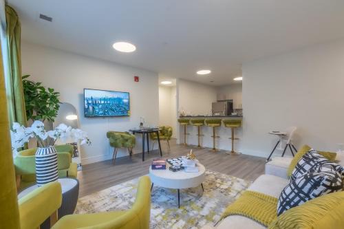 Opulence in Olive with Free Parking, 2 BR 2 baths Suite, 5 beds and Sleeps 8