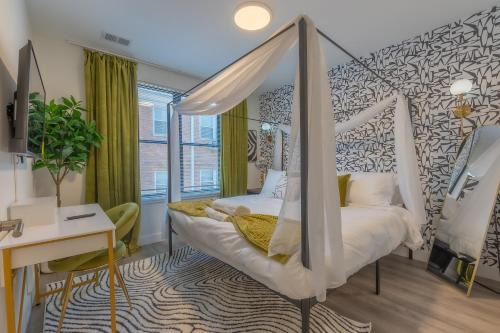 Opulence in Olive with Free Parking plus EV Plug, 2 BR 2 baths Suite, 5 beds and Sleeps 8