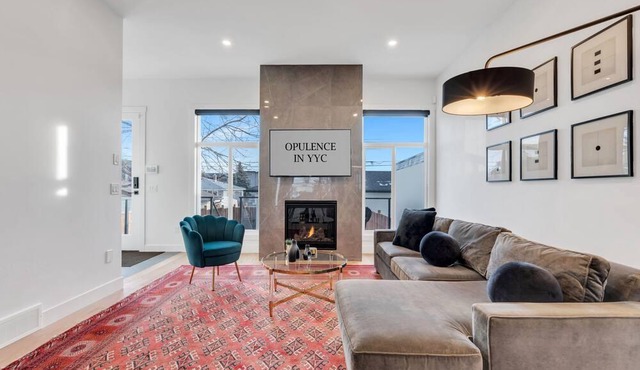 Opulence - Luxury in YYC -- Close to Everything!