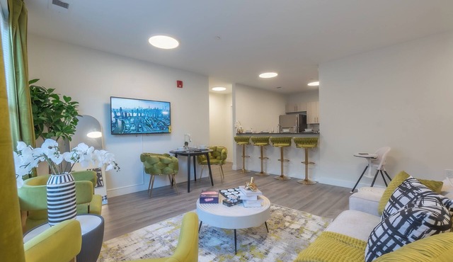 Opulence n Olive ~ 4bath, 10 beds+Park 2 cars FREE ✨10% OFF 7 days +