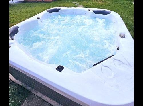 Opulent 5 bedroom Retreat with Hot tub and Entertainment