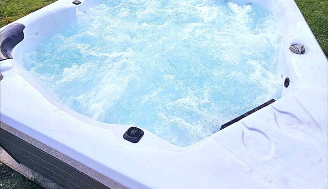 Opulent Jacuzzi Retreat With Entertainment