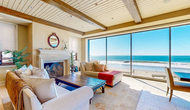 Opulent oceanfront house in Mussel Shoals with rooftop deck & retractable walls