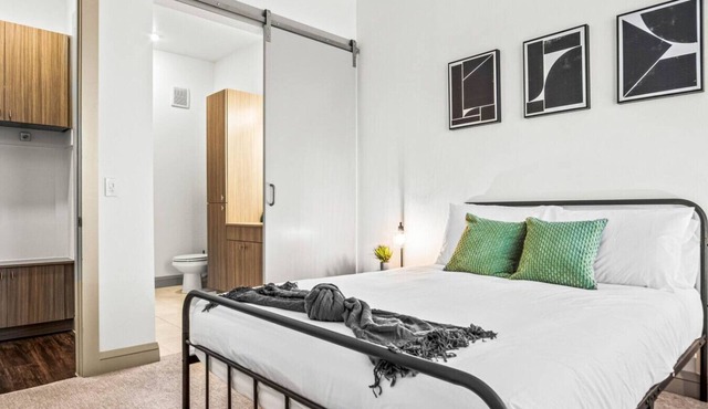 Opulent Retreat| 1BR 1 Bath | Pool & Golf Sim
