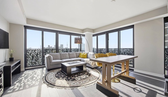 Opulent Yorkville Esacpe - 2BR + 2 full bath & 1 Free Parking