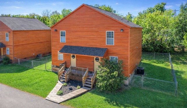 Orange Acres a Private 2 Bedroom 2 Bath Pet Friendly with a fenced back yard.