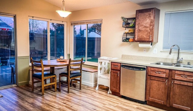 Orange Blossom Bungalow - 2/2 Lush Yard+Kids Toys!